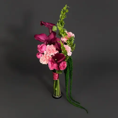 Букет невесты из калл, кустовой розы и амаранта