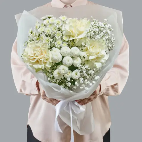 Букет белых роз, хризантем и гипсофилы