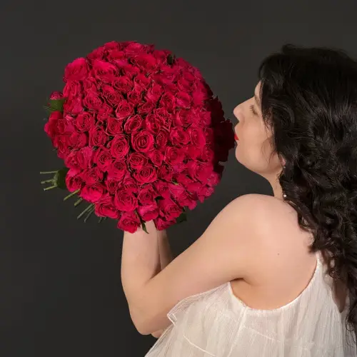 Букет из 101 малиновой кенийской розы