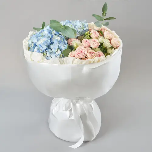 Букет с гортензией и кустовыми розами
