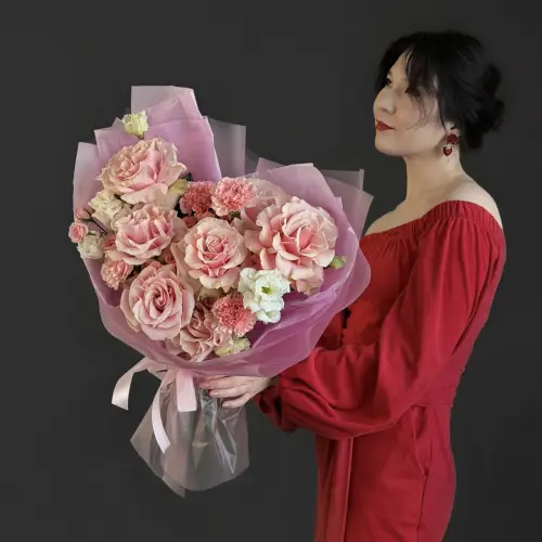 Букет из розовых роз с гвоздиками и эустомой