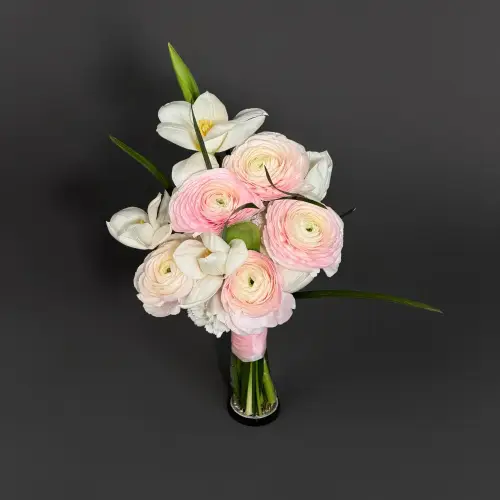 Букет невесты из тюльпанов, ранункулюсов и гвоздик