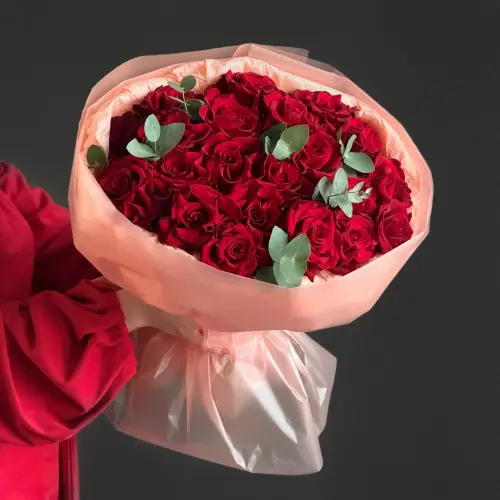 Букет из 19 красных роз с эвкалиптом