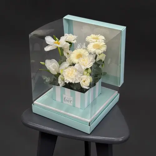 Цветочная композиция с тюльпанами, эустомой и гвоздикой