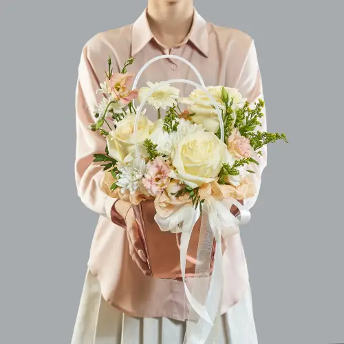 Цветочная композиция из роз с хризантемой и эустомой в сумочке
