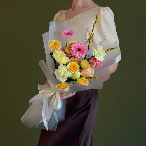 Пасхальный букет из гвоздик, кустовых роз и гербер с вербой