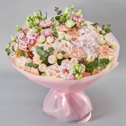 Букет из роз, гвоздик и розовой гортензии с эустомой